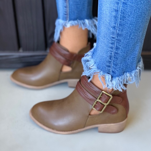 Colorblock Buckle Cut Out Ankle Chic Booties - Picture 4 of 6